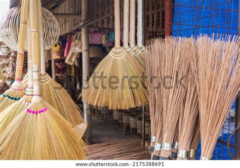 WALIS TAMBO: Definition of the Tagalog word walis tambo in .